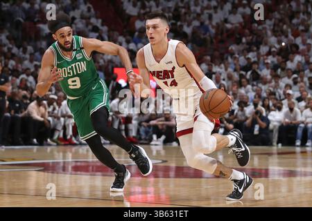 23 mai 2022 : le gardien de la chaleur de Miami, Tyler Herro, pilote le ballon contre l'attaquant des Celtics de Boston, Derrick White, lors de la première moitié du match 1 de sa finale éliminatoire de la Conférence de l'est à la FTX Arena le mardi 17 mai 2022 à Miami. (Crédit image : © John McCall/South Florida Sun-Sentinel/TNS via ZUMA Press Wire) Banque D'Images