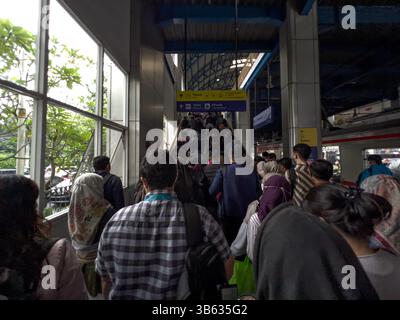 15 juin 2022 : Jakarta, Indonésie, 15 juin 2022 : heure de pointe les gens vont travailler le matin à la gare de Palmerah-Jakarta, Indonésie. Alors que les cas de pandémie diminuent en Indonésie, les gens reviennent travailler au bureau. (Crédit image : © Donal Husni/ZUMA Press Wire) Banque D'Images
