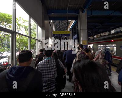 15 juin 2022 : Jakarta, Indonésie, 15 juin 2022 : heure de pointe les gens vont travailler le matin à la gare de Palmerah-Jakarta, Indonésie. Alors que les cas de pandémie diminuent en Indonésie, les gens reviennent travailler au bureau. (Crédit image : © Donal Husni/ZUMA Press Wire) Banque D'Images