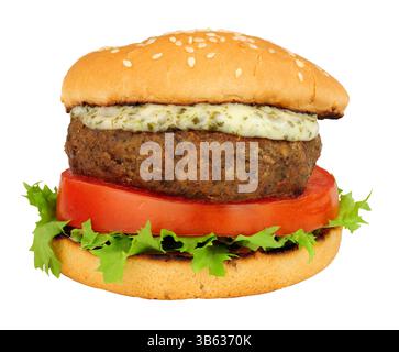 Sandwich hamburger à l'agneau avec salade fraîche et sauce yaourt à la menthe isolé sur fond blanc Banque D'Images