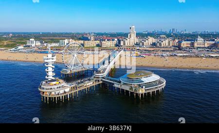 Vue aérienne de la jetée de Scheveningen dans la station balnéaire néerlandaise de Scheveningen près de la Haye en Hollande méridionale sur la côte de la mer du Nord, pays-Bas Banque D'Images