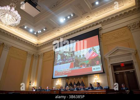 28 juin 2022, Washington, District of Columbia, États-Unis : une vidéo est projetée le sixième jour du Comité spécial de la Chambre des représentants des États-Unis pour enquêter sur l'attaque du 6 janvier contre l'audience du Capitole des États-Unis sur Capitole Hill à Washington, DC le 28 juin 2022 (image crédit : © Rod Lamkey/CNP via ZUMA Press Wire) Banque D'Images