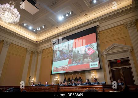 28 juin 2022, Washington, District of Columbia, États-Unis : une vidéo est projetée le sixième jour du Comité spécial de la Chambre des représentants des États-Unis pour enquêter sur l'attaque du 6 janvier contre l'audience du Capitole des États-Unis sur Capitole Hill à Washington, DC le 28 juin 2022 (image crédit : © Rod Lamkey/CNP via ZUMA Press Wire) Banque D'Images