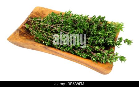 Branches d'herbes de thym fraîchement coupées dans un plat en bois d'olivier isolé sur un fond blanc Banque D'Images