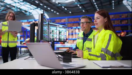 Gestionnaire d'entrepôt saisie des données d'inventaire sur l'ordinateur dans les paramètres Office. Personnel de l'entrepôt organisant le stock Banque D'Images