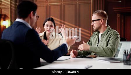 Rencontre de jeune couple avec l'avocat de divorce de famille pour le conseil financier. Banque D'Images