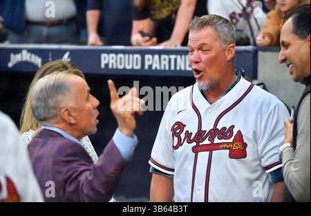 07 avril 2022 : Chipper Jones (à droite), ancien infidieur des Braves d'Atlanta, discute avec Tim Kurkjian (à gauche), analyste de la MLB d'ESPN, avant le début d'un match de la MLB entre les Braves d'Atlanta et les Reds de Cincinnati au Truist Park à Atlanta, Géorgie. Austin McAfee/CSM(image de crédit : Banque D'Images