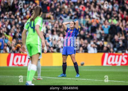 22 avril 2022, Barcelone, Espagne : Marta Torrejon (R) du FC Barcelone et Joelle Wedemeyer (l) du VfL Wolfsburg Women vues en action lors du match de la Ligue des champions féminine de l'UEFA entre le FC Barcelona Femeni et le VfL Wolfsburg Women au Camp Nou..score final ; FC Barcelona Femeni 5 :1 VfL Wolfsburg Women (crédit image : © Thiago Prudencio/SOPA images via ZUMA Press Wire) Banque D'Images