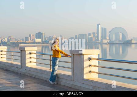 Une fille debout sur le boulevard Primor à Bakou Banque D'Images