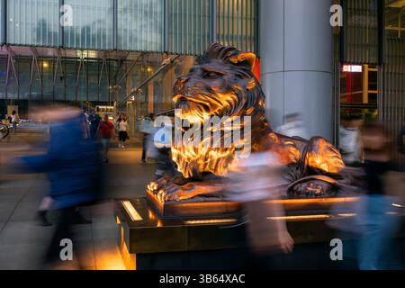 Les célèbres lions devant la banque HSBC, le quartier financier central, Hong Kong, Chine. Banque D'Images
