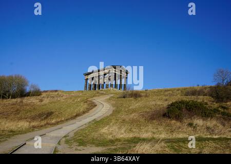 Penshaw Monument au sommet de la colline avec un chemin sinueux menant à Sunderland, England.Penshaw Monument, Penshaw, England Banque D'Images