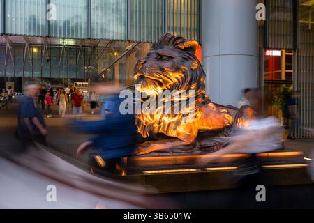 Les célèbres lions devant la banque HSBC, le quartier financier central, Hong Kong, Chine. Banque D'Images