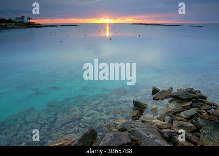 Coucher de soleil à Embarcadero es Cotó, Colonia de Sant Jordi, Salines, Majorque, Îles Baléares, Espagne Banque D'Images