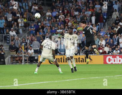 13 septembre 2022, St Paul, Minnesota, États-Unis : le Minnesota United Jonathan Gonzalez (6) est en tête du ballon devant le défenseur du Los Angeles FC Sebastien Ibeagha (25) lors de la deuxième mi-temps contre le Los Angeles FC à Allianz Field. (Crédit image : © Bruce Fedyck/ZUMA Press Wire) Banque D'Images