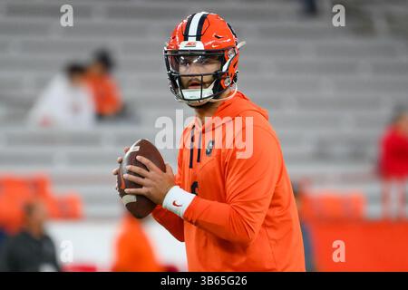 23 septembre 2022 : Garrett Shrader (6 ans), quarterback Orange de Syracuse, se réchauffe avant le match contre les cavaliers de Virginie le vendredi 23 septembre 2022 au JMA Wireless Dome de Syracuse, New York. Syracuse a gagné 22-20. Rich Barnes/CSM (crédit image : © Rich Barnes/CSM via ZUMA Press Wire) Banque D'Images