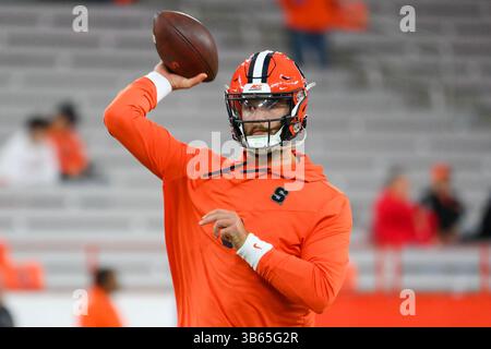 23 septembre 2022 : Garrett Shrader (6 ans), quarterback Orange de Syracuse, se réchauffe avant le match contre les cavaliers de Virginie le vendredi 23 septembre 2022 au JMA Wireless Dome de Syracuse, New York. Syracuse a gagné 22-20. Rich Barnes/CSM (crédit image : © Rich Barnes/CSM via ZUMA Press Wire) Banque D'Images