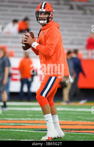 23 septembre 2022 : Garrett Shrader (6 ans), quarterback Orange de Syracuse, se réchauffe avant le match contre les cavaliers de Virginie le vendredi 23 septembre 2022 au JMA Wireless Dome de Syracuse, New York. Syracuse a gagné 22-20. Rich Barnes/CSM (crédit image : © Rich Barnes/CSM via ZUMA Press Wire) Banque D'Images