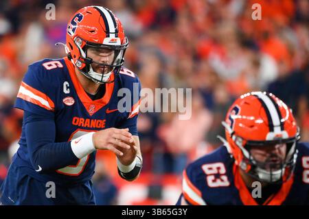 23 septembre 2022 : Garrett Shrader (6), quarterback Orange de Syracuse, contre les cavaliers de Virginie lors de la première mi-temps, vendredi 23 septembre 2022 au JMA Wireless Dome de Syracuse, New York. Syracuse a gagné 22-20. Rich Barnes/CSM (crédit image : © Rich Barnes/CSM via ZUMA Press Wire) Banque D'Images