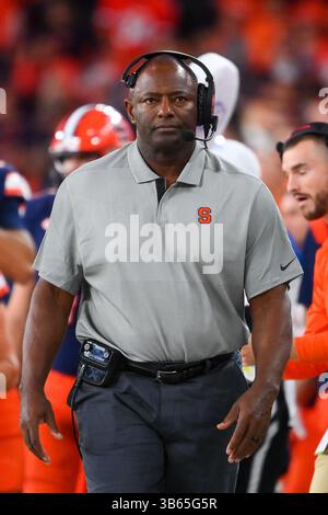 23 septembre 2022 : Dino Babers, entraîneur-chef de Syracuse Orange, affronte les cavaliers de Virginie lors de la deuxième mi-temps, vendredi 23 septembre 2022 au JMA Wireless Dome à Syracuse, New York. Syracuse a gagné 22-20. Rich Barnes/CSM (crédit image : © Rich Barnes/CSM via ZUMA Press Wire) Banque D'Images