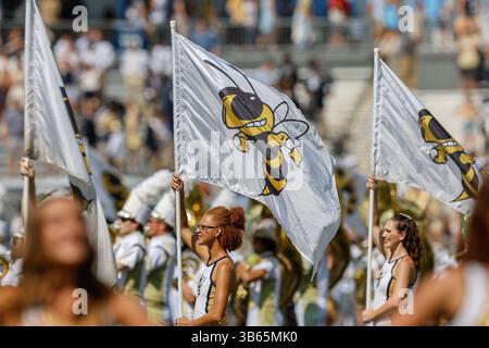 17 septembre 2022 : le groupe de défilés Yellow Jacket de Georgia Tech se produit avant le match de football de la NCAA avec les Georgia Tech Yellow Jackets et les Ole Miss Rebels, joués au Bobby Dodd Stadium sur le campus de Georgia Tech à Atlanta, en Géorgie. OLE Miss élimine les Yellow Jackets, 42-0. Cecil Copeland/CSM (crédit image : © Cecil Copeland/CSM via ZUMA Press Wire) Banque D'Images