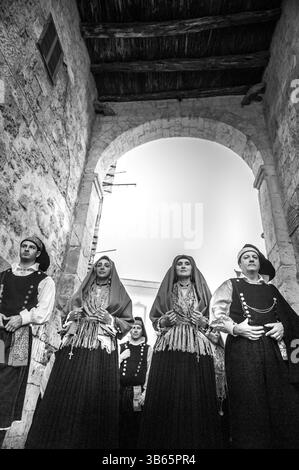 Groupe de personnes en costumes traditionnels sardes lors de la célébration de Sant’Efisio à Cagliari, Sardaigne, Italie. L'événement, qui a lieu chaque année le 1er mai Banque D'Images