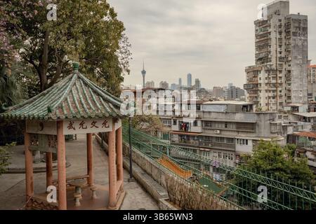 Gazebo chinois sur la colline au parc Camoes avec vue sur la ville Banque D'Images