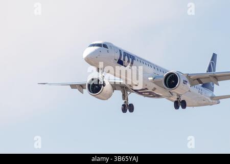 L'avion de LOT Polish Airlines vole dans le ciel. Aviation civile. 21 mars 2025. Varsovie, Pologne. Banque D'Images