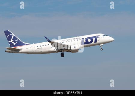 L'avion de LOT Polish Airlines vole dans le ciel. Aviation civile. 21 mars 2025. Varsovie, Pologne. Banque D'Images