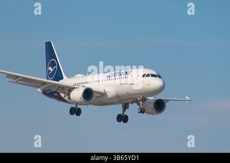 L'avion de Lufthansa vole dans le ciel bleu. Aviation civile. 21 mars 2025. Varsovie, Pologne. Banque D'Images