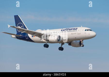L'avion de Lufthansa vole dans le ciel bleu. Aviation civile. 21 mars 2025. Varsovie, Pologne. Banque D'Images