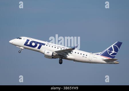 L'avion de LOT Polish Airlines vole dans le ciel. Aviation civile. 21 mars 2025. Varsovie, Pologne. Banque D'Images