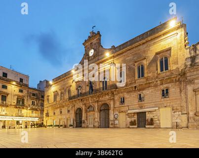 Palazzo del Municipio - Ostuni Town Hall, Piazza della Liberta, Pouilles, Pouilles, Italie, Europe Banque D'Images
