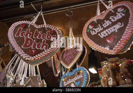 Stand de vente, cœurs de pain d'épice, inscription ICH LIEBE DICH bonbons, bonbons, publicité, éclairage au néon, crème glacée, Cannstatter Wasen, tir de nuit, funf Banque D'Images