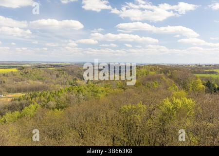 Vue de la tour Rodigt au sud vers la vallée du Freiberger Mulde, en arrière-plan le pont autoroutier de l'A4, Nossen, Saxe, G. Banque D'Images