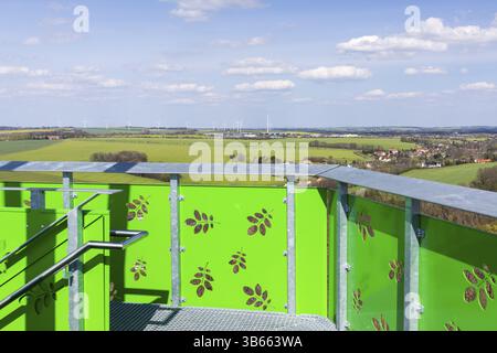 Plate-forme d'observation depuis la Tour Rodigt, éoliennes en arrière-plan, Nossen, Saxe, Allemagne, Europe Banque D'Images