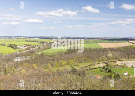 Vue de la Tour Rodigt à l'est vers le quartier EULA, avec le Freiberger Mulde au premier plan, Nossen, Saxe, Allemagne, Europe Banque D'Images