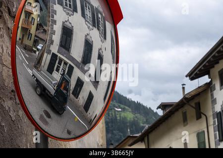 Intersection avec miroir concave et véhicule Banque D'Images