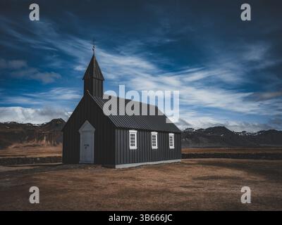 L'église noire emblématique de Búðir sous un ciel spectaculaire, péninsule de Snæfellsnes, Islande Banque D'Images