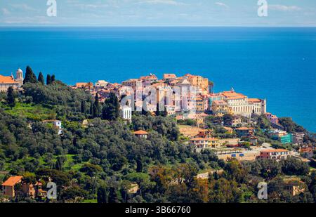 Vue aérienne de la ville historique de Porto Maurizio sur la côte italienne de la Riviera Banque D'Images