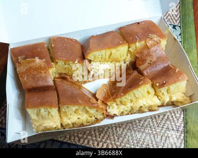 Dessert indonésien - Martabak Manis ou Sweet Martabak, cuisine de rue sucrée indonésienne dans une boîte à emporter. Banque D'Images
