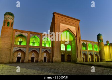Allakuli Khan Madrassah avant le lever du soleil. Itchan Kala, Khiva, région de Xorazm, Ouzbékistan Banque D'Images