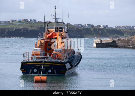 Portrush, Irlande du Nord - 2 mai 2025 : Portrush RNLI Lifeboat amarré dans le port le jour ensoleillé du printemps. Banque D'Images