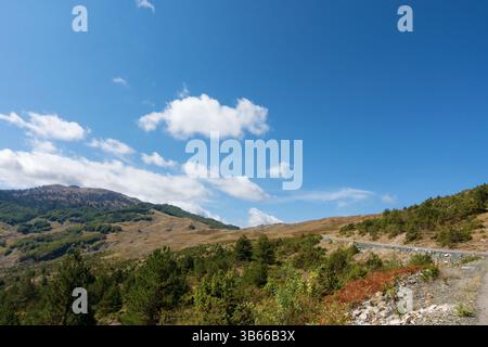 Paysage montagneux et route à Valia Calda, Grevena, Grèce Banque D'Images