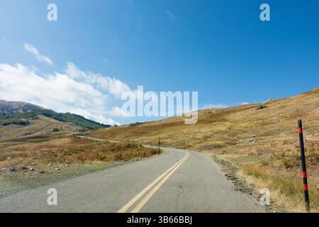 Paysage montagneux et route à Valia Calda, Grevena, Grèce Banque D'Images