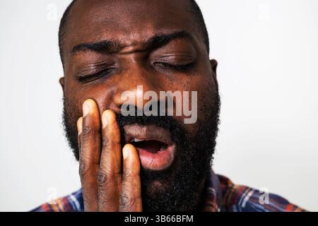 Gros plan portrait de l'homme noir qui a mal à la dent. Banque D'Images