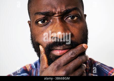 Gros plan portrait d'un homme noir réfléchi et inquiet. Banque D'Images