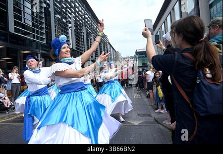Brighton UK 3 mai 2025 - des milliers d'écoliers , d'enseignants et de parents participent à Brighton Festival Children's Parade qui est l'événement d'ouverture du festival de cette année . Le thème de cette année est 'New Dawn' et le directeur invité du festival est Anoushka Shankar : Credit Simon Dack / Alamy Live News Banque D'Images