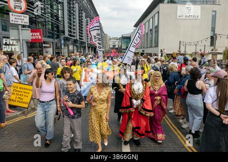Brighton, ville de Brighton et Hove, East Sussex, Royaume-Uni. Il s’agit de la Parade des enfants pour marquer le début du Brighton Festival 2025 avec 58 écoles de Brighton & Hove en défilé dans une ambiance de carnaval. Le thème de cette année est que les écoles de toute la ville se réunissent pour réfléchir à notre avenir. Que voulons-nous changer, que voulons-nous chérir, que voulons-nous chérir et que voulons-nous nous lasser. 3 mai 2025 David Smith/Alamy Banque D'Images