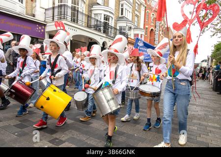Brighton, ville de Brighton et Hove, East Sussex, Royaume-Uni. Il s’agit de la Parade des enfants pour marquer le début du Brighton Festival 2025 avec 58 écoles de Brighton & Hove en défilé dans une ambiance de carnaval. Le thème de cette année est que les écoles de toute la ville se réunissent pour réfléchir à notre avenir. Que voulons-nous changer, que voulons-nous chérir, que voulons-nous chérir et que voulons-nous nous lasser. 3 mai 2025 David Smith/Alamy Banque D'Images