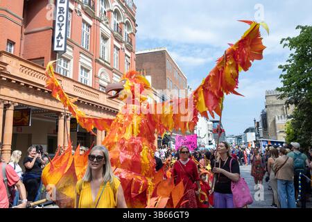 Brighton, ville de Brighton et Hove, East Sussex, Royaume-Uni. Il s’agit de la Parade des enfants pour marquer le début du Brighton Festival 2025 avec 58 écoles de Brighton & Hove en défilé dans une ambiance de carnaval. Le thème de cette année est que les écoles de toute la ville se réunissent pour réfléchir à notre avenir. Que voulons-nous changer, que voulons-nous chérir, que voulons-nous chérir et que voulons-nous nous lasser. 3 mai 2025 David Smith/Alamy Banque D'Images